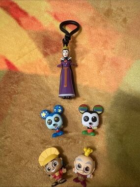 4 Disney Doorables ,  2 Mickey’s , King Candlehead, Emperors New Groove,